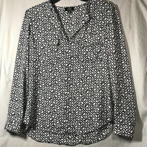 Jones New York Button Sleeve V Neckline 2 pockets Black/White Geometric Size M